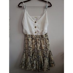 Ruffle wlWhite & Snake Print Romper